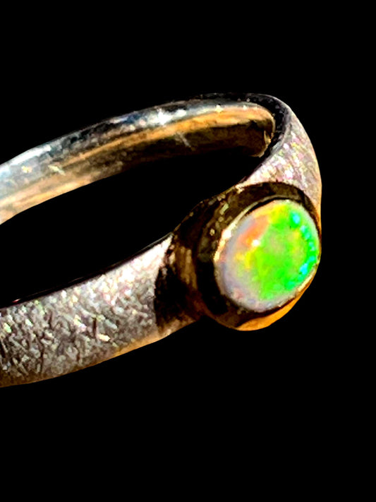 australischer Flashopal in 18kt Goldvermeilfassung Sterlingsilberring deutsche Handarbeit