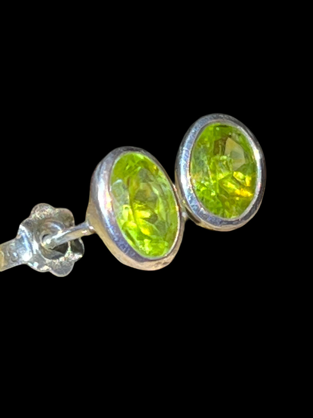 Natürliche Peridot Ohrstecker in Sterling Silber