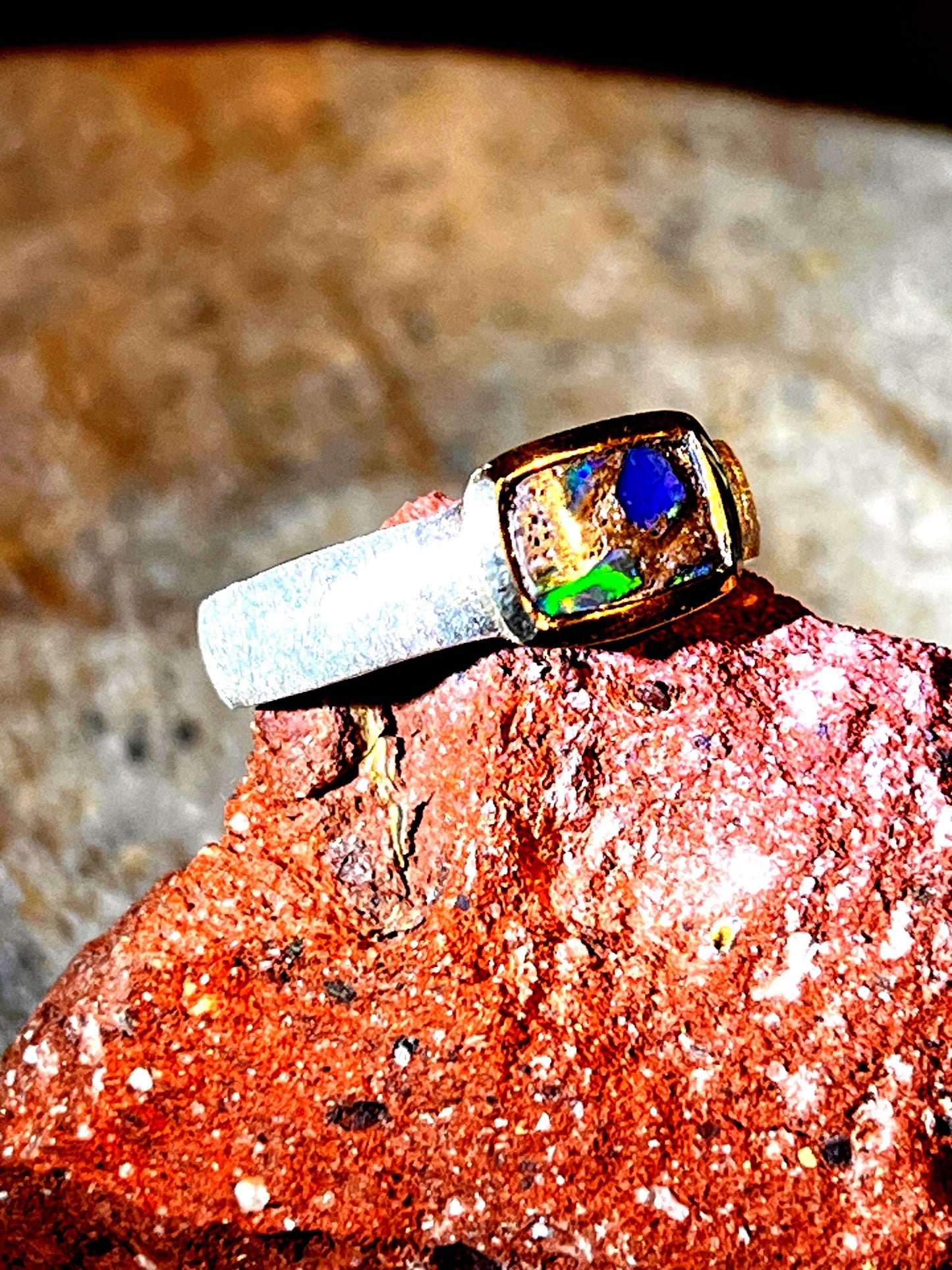 Wochenend Preis  Natürlicher australischer Boulder Opal aus Andamooka 18kt Vermeilfassung Sterling Silberring