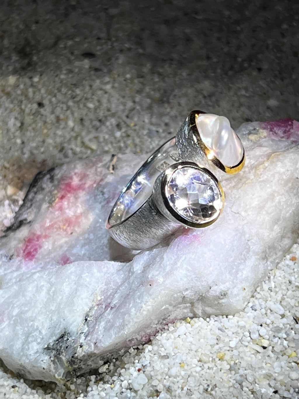 Bergkristall Geisterwelt mit Barockperle Silberring mit Goldvermeil Fassung