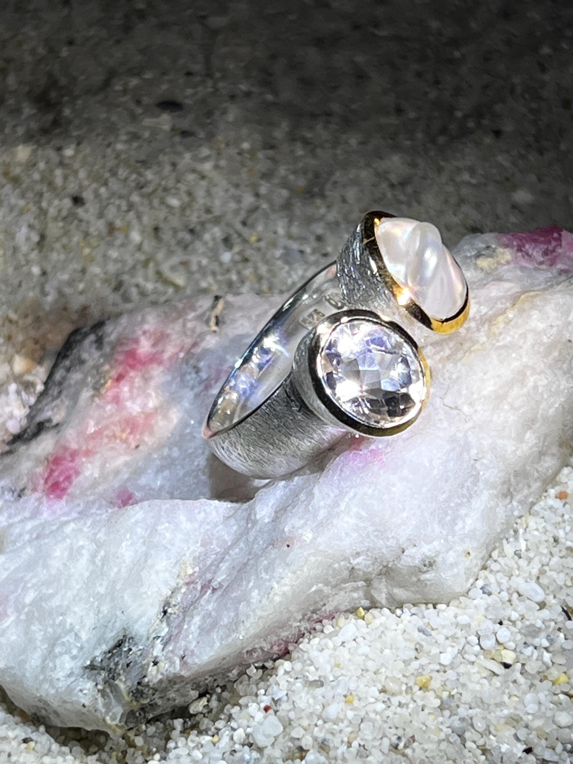 Bergkristall Geisterwelt mit Barockperle Silberring mit Goldvermeil Fassung