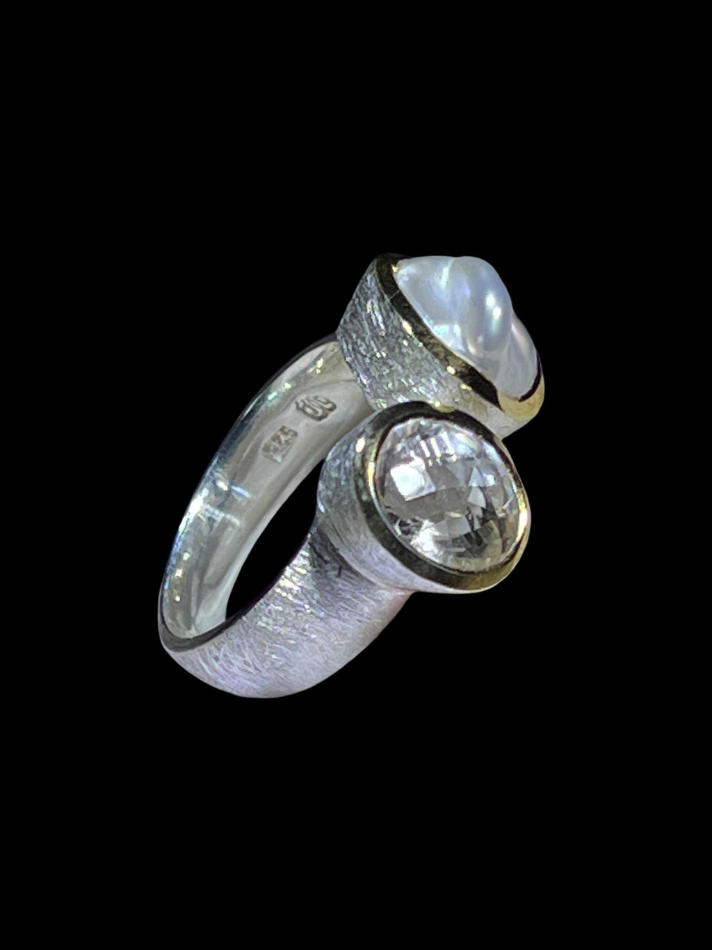 Bergkristall Geisterwelt mit Barockperle Silberring mit Goldvermeil Fassung