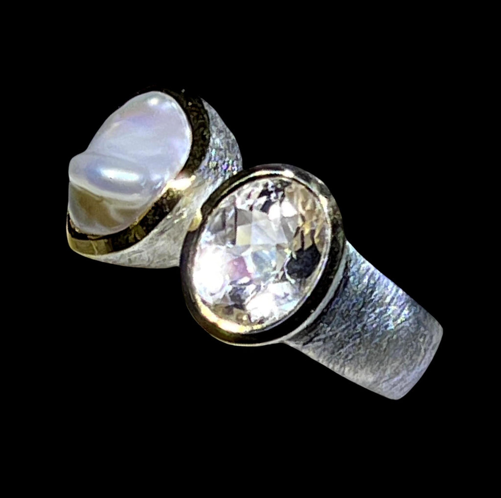 Bergkristall Geisterwelt mit Barockperle Silberring mit Goldvermeil Fassung