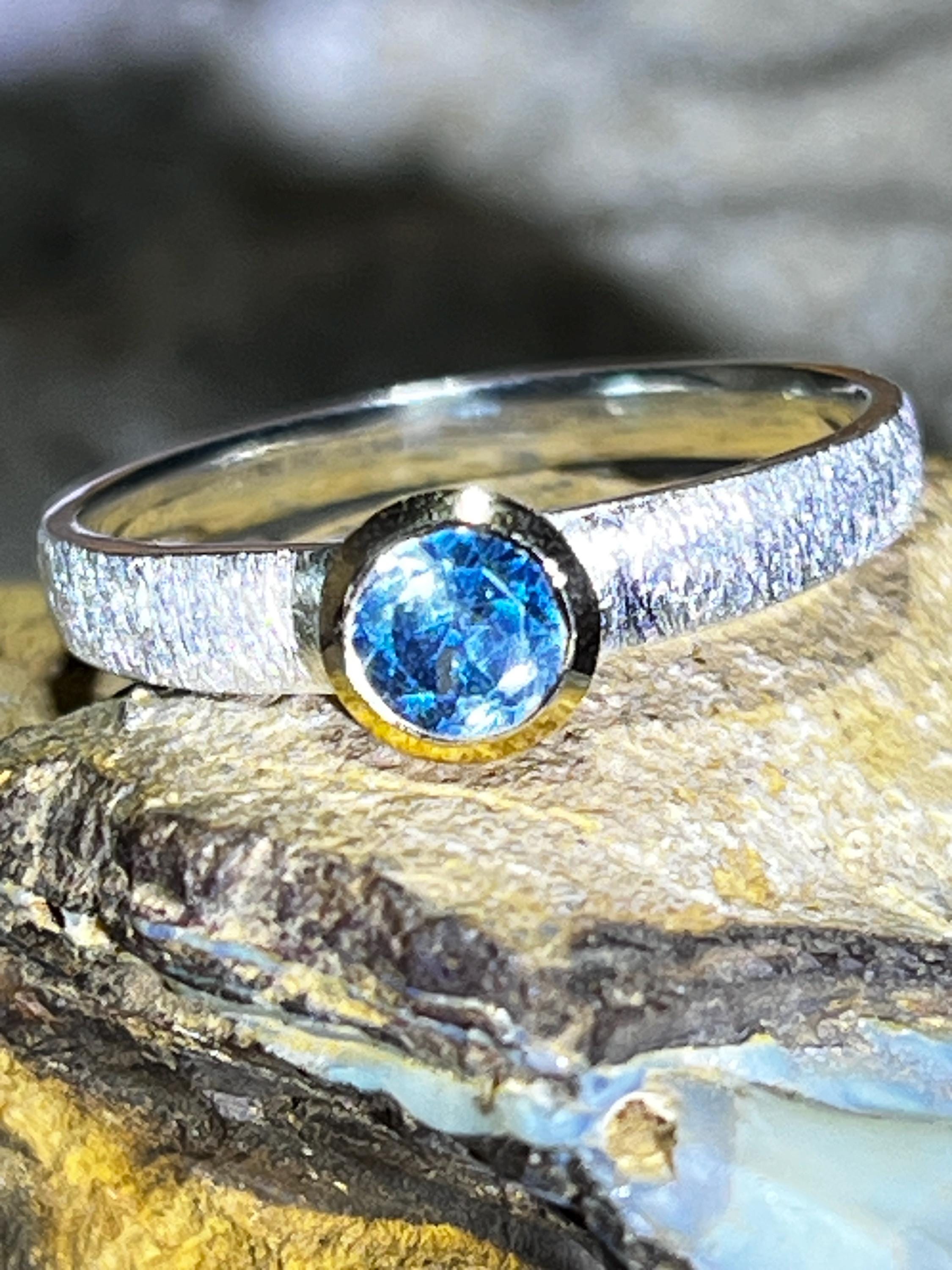 Australischer Blauer Zirkon in Sterlingsilber mit 18kt Goldvermeil Fassung deutsche Handarbeit