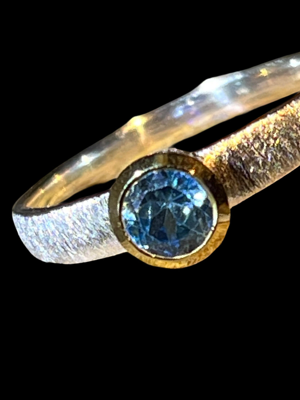 Australischer Blauer Zirkon in Sterlingsilber mit 18kt Goldvermeil Fassung deutsche Handarbeit