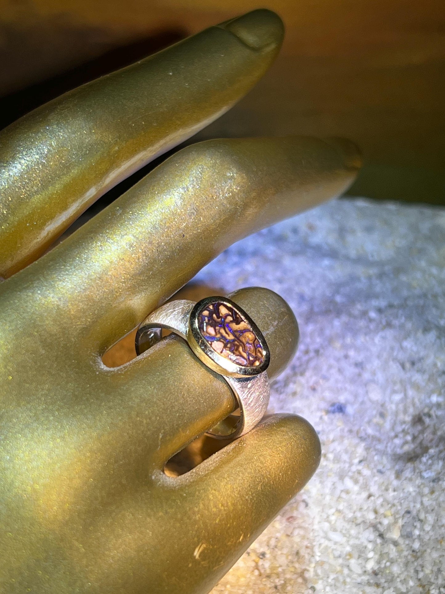 Wochenend Preis Queensland Naturspur Opal in 18kt Goldvermeil Fassung im Sterlingsilber Ring deutsche Handarbeit