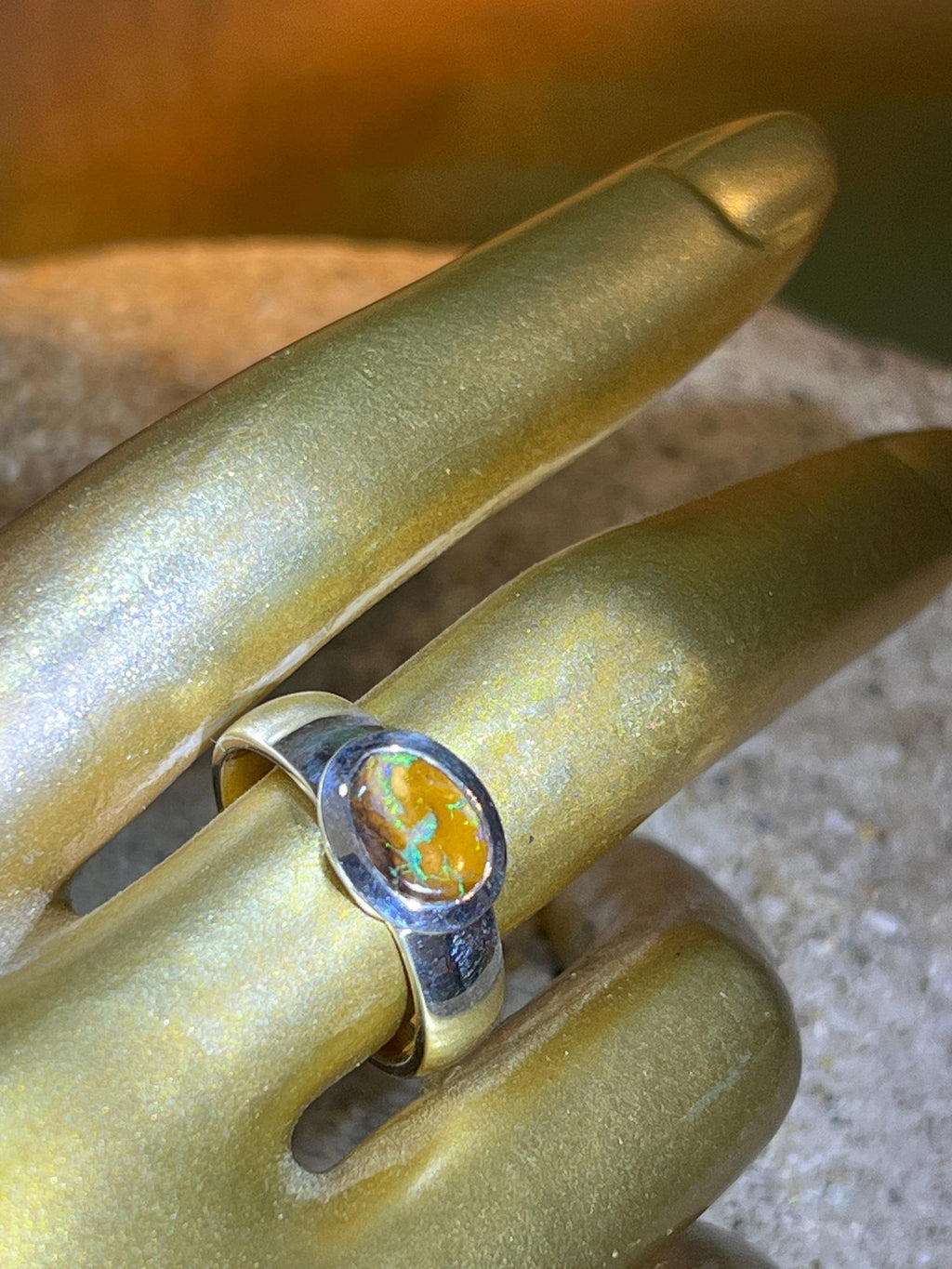 Boulder Opal natürliche Schönheit in schwerem Sterlingsilberring deutsche Handarbeit