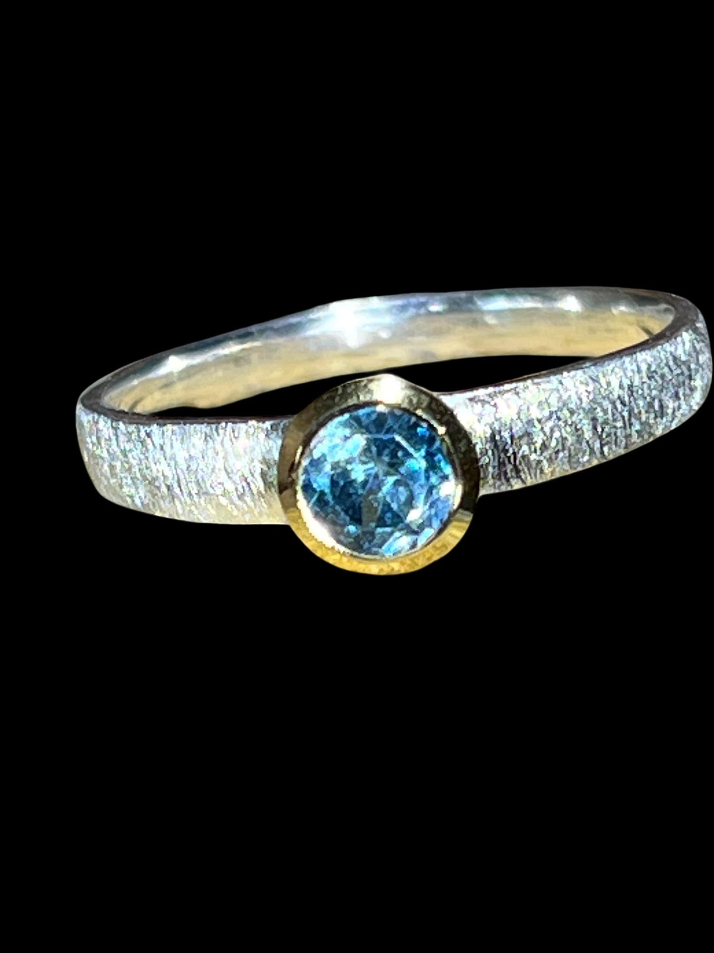 Mein Preis Australischer Blauer Zirkon in Sterlingsilber mit 18kt Goldvermeil Fassung deutsche Handarbeit
