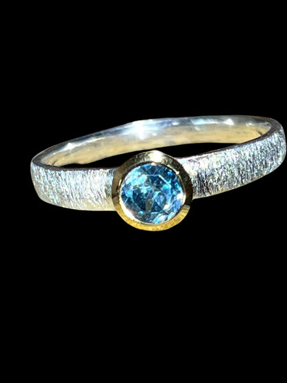 Mein Preis Australischer Blauer Zirkon in Sterlingsilber mit 18kt Goldvermeil Fassung deutsche Handarbeit