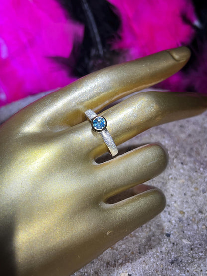 Mein Preis Australischer Blauer Zirkon in Sterlingsilber mit 18kt Goldvermeil Fassung deutsche Handarbeit