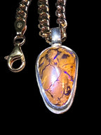 Boulder Opal opulent blaumetallic an Sterlingsilber Rotgoldkette deutsche Handarbeit