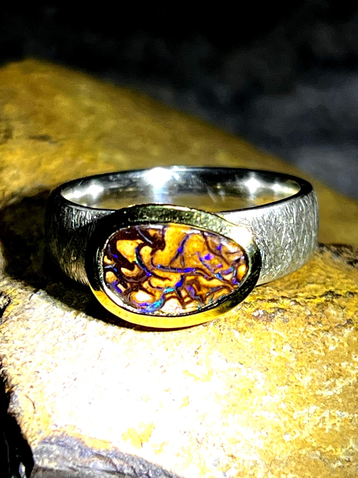Wochenend Preis Queensland Naturspur Opal in 18kt Goldvermeil Fassung im Sterlingsilber Ring deutsche Handarbeit