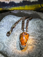Boulder Opal opulent blaumetallic an Sterlingsilber Rotgoldkette deutsche Handarbeit