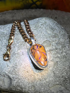 Boulder Opal opulent blaumetallic an Sterlingsilber Rotgoldkette deutsche Handarbeit