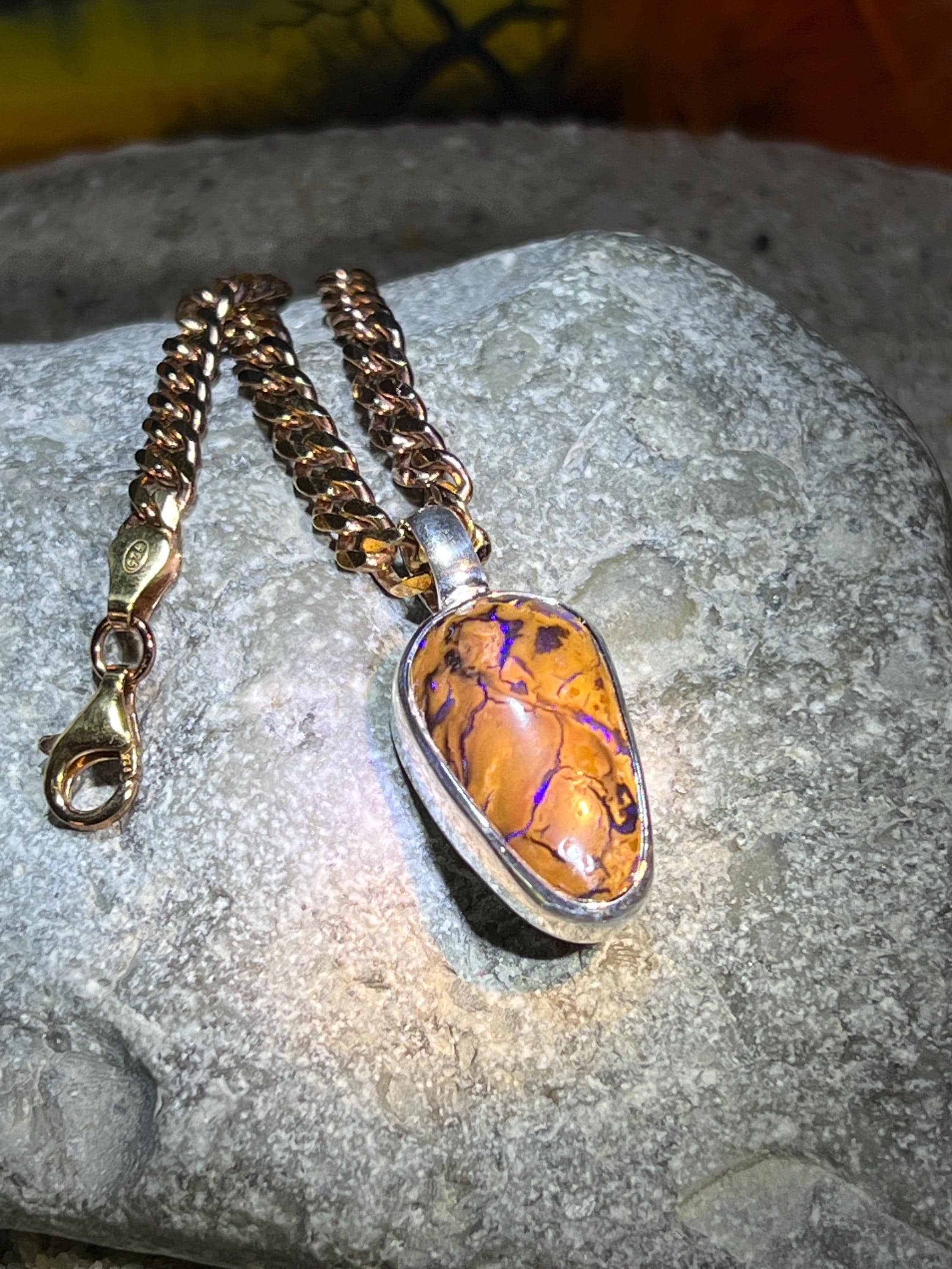 Boulder Opal opulent blaumetallic an Sterlingsilber Rotgoldkette deutsche Handarbeit