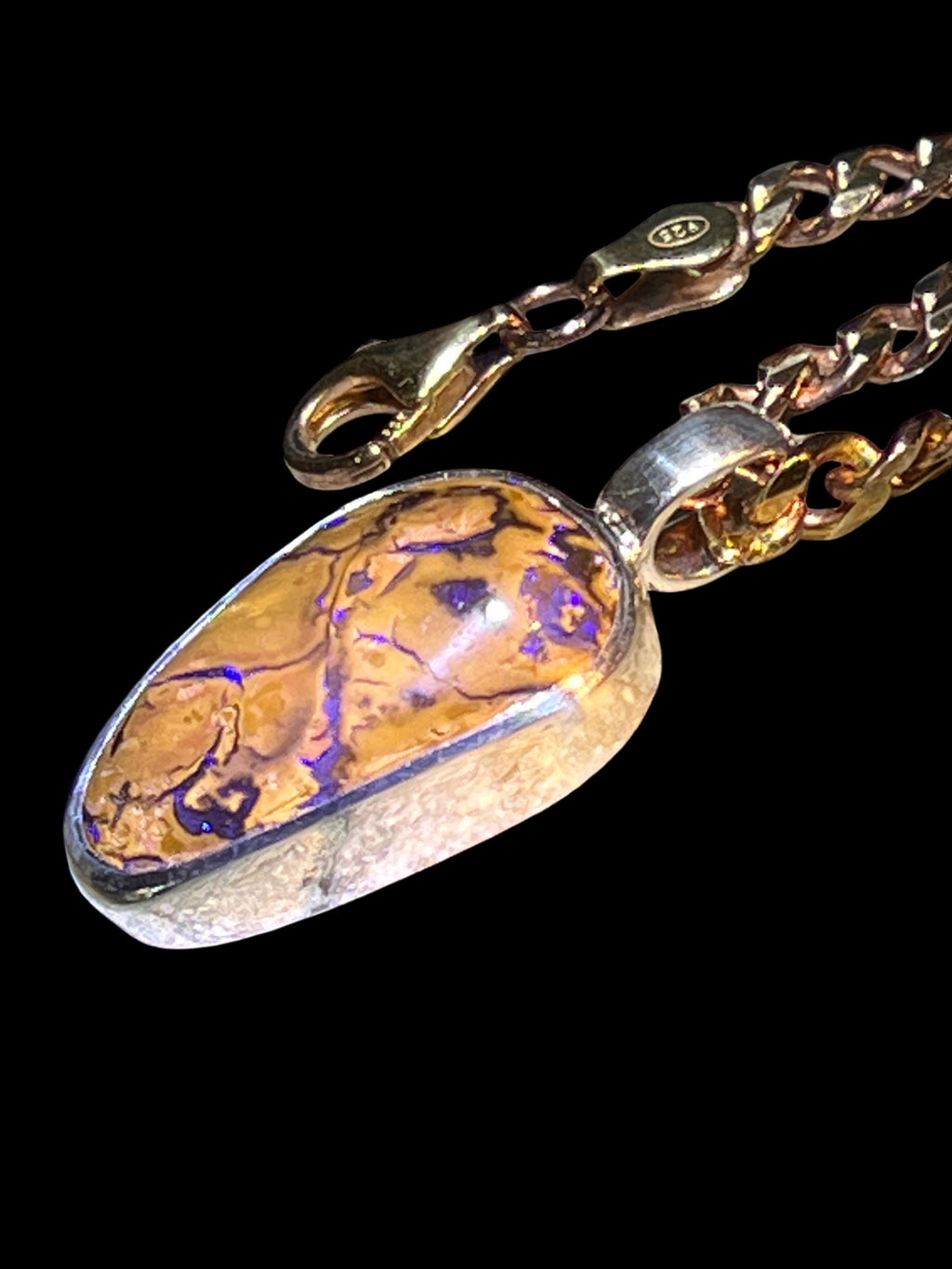 Boulder Opal opulent blaumetallic an Sterlingsilber Rotgoldkette deutsche Handarbeit