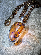 Boulder Opal opulent blaumetallic an Sterlingsilber Rotgoldkette deutsche Handarbeit