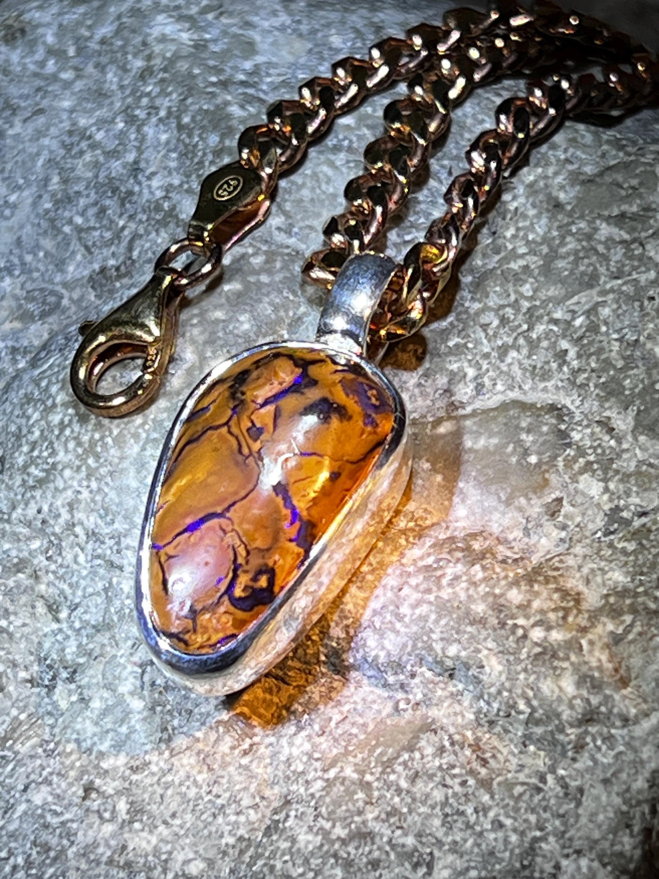 Boulder Opal opulent blaumetallic an Sterlingsilber Rotgoldkette deutsche Handarbeit