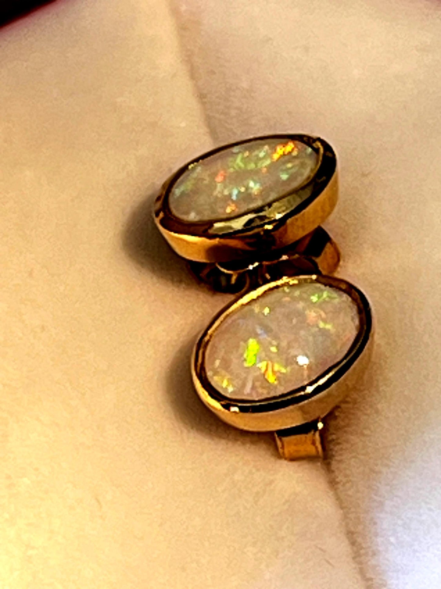 Australische Opal Ohrstecker in 18Kt Goldvermeil Fassung mattiert