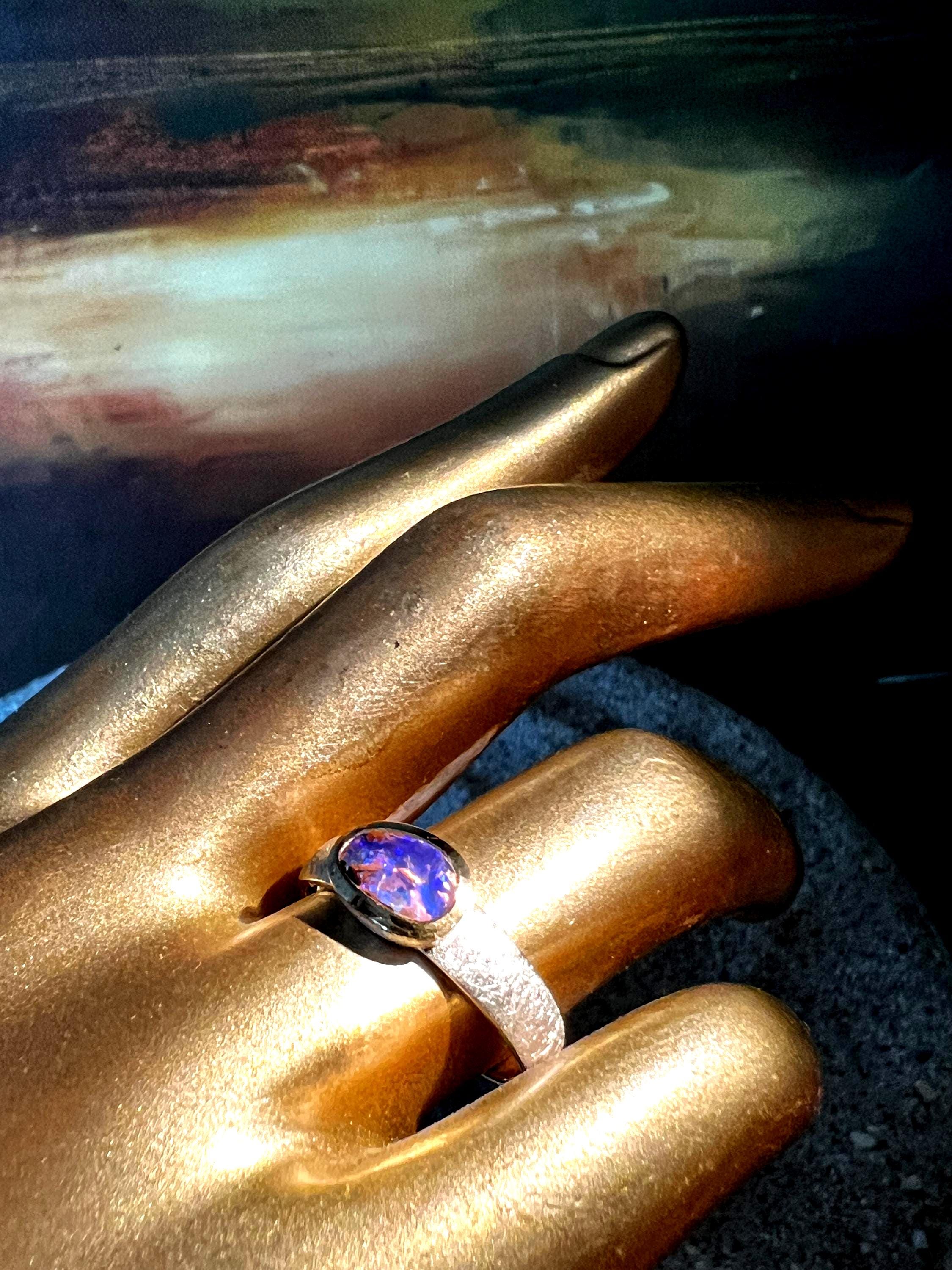 Blau roter Mond Opal 10mm x 7mm Ring in Sterlingsilber mit 18kt Goldvermeil Fassung deutsche Qualitätsarbeit