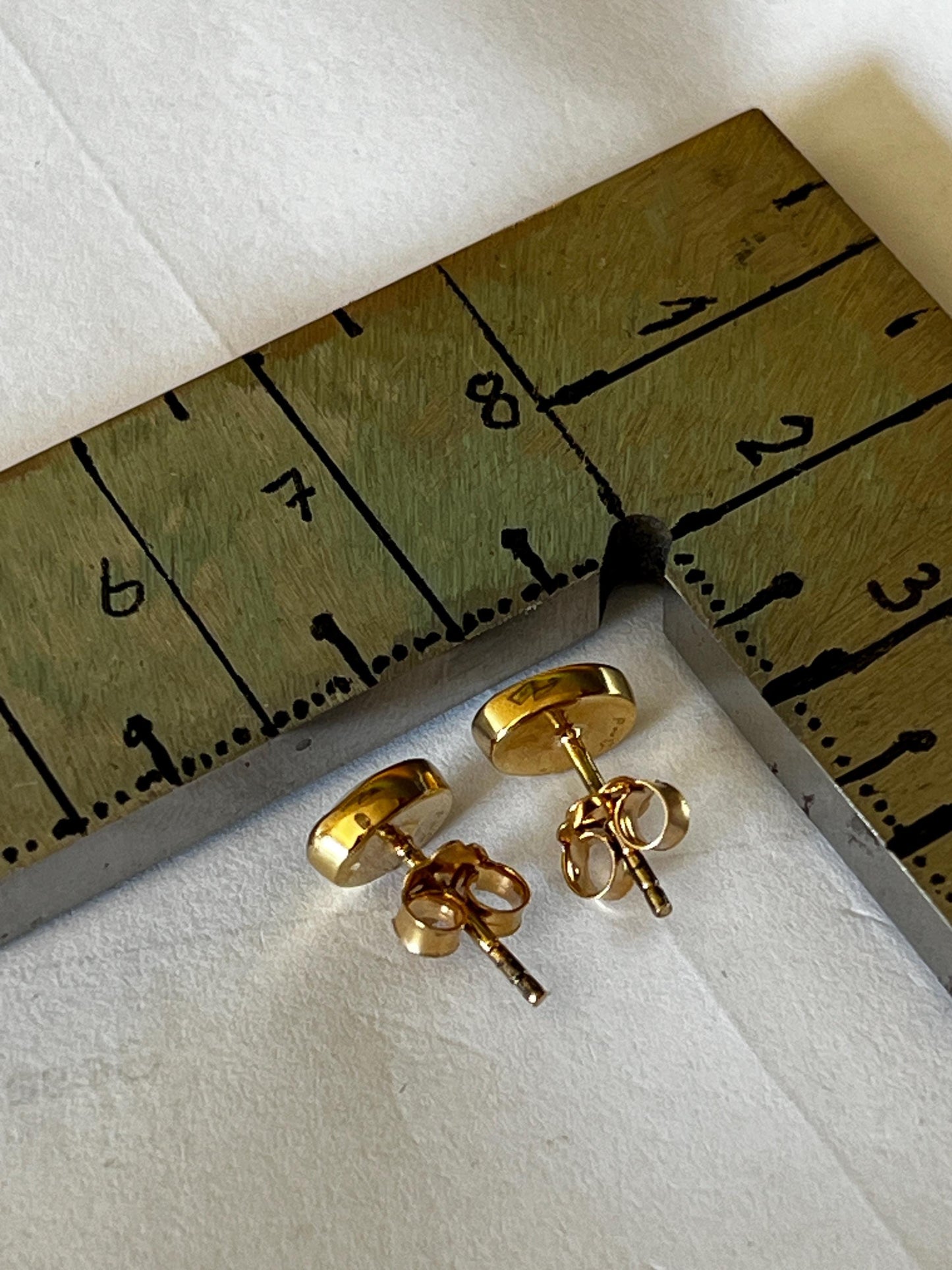 Australische Opal Ohrstecker in 18Kt Goldvermeil Fassung mattiert