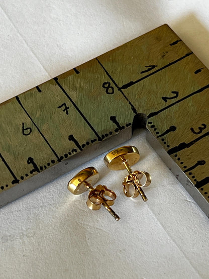 Australische Opal Ohrstecker in 18Kt Goldvermeil Fassung mattiert