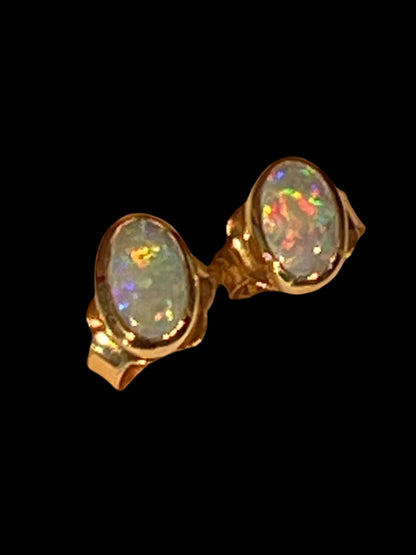 Australische Opal Ohrstecker in 18Kt Goldvermeil Fassung