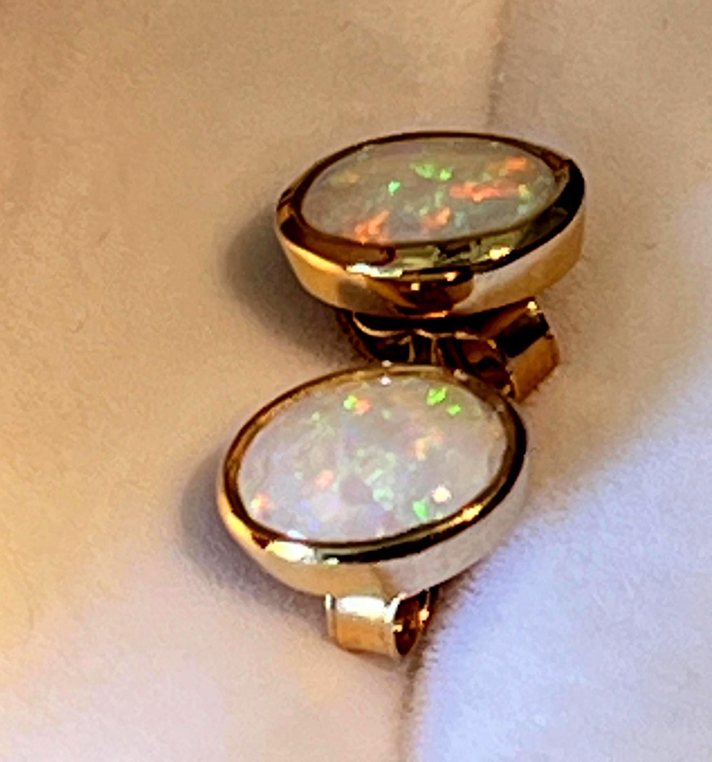 Australische Opal Ohrstecker in 18Kt Goldvermeil Fassung mattiert