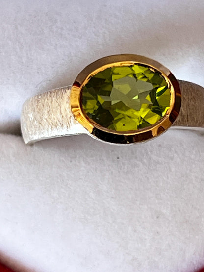 Grüner Turmalin Ring in Silber mit teilvergoldeter Fassung
