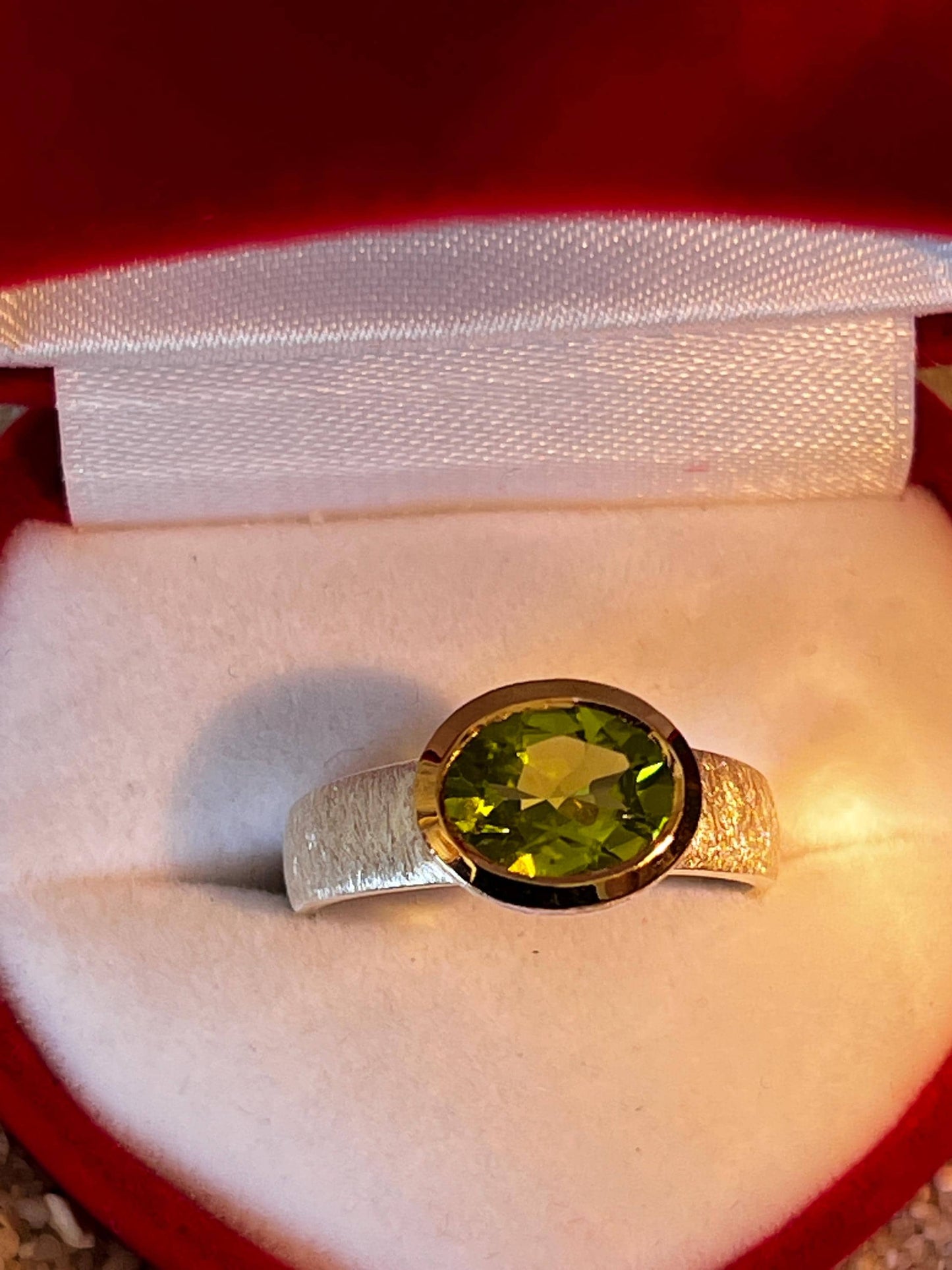 Grüner Turmalin Ring in Silber mit teilvergoldeter Fassung