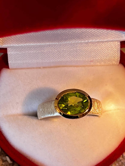 Grüner Turmalin Ring in Silber mit teilvergoldeter Fassung