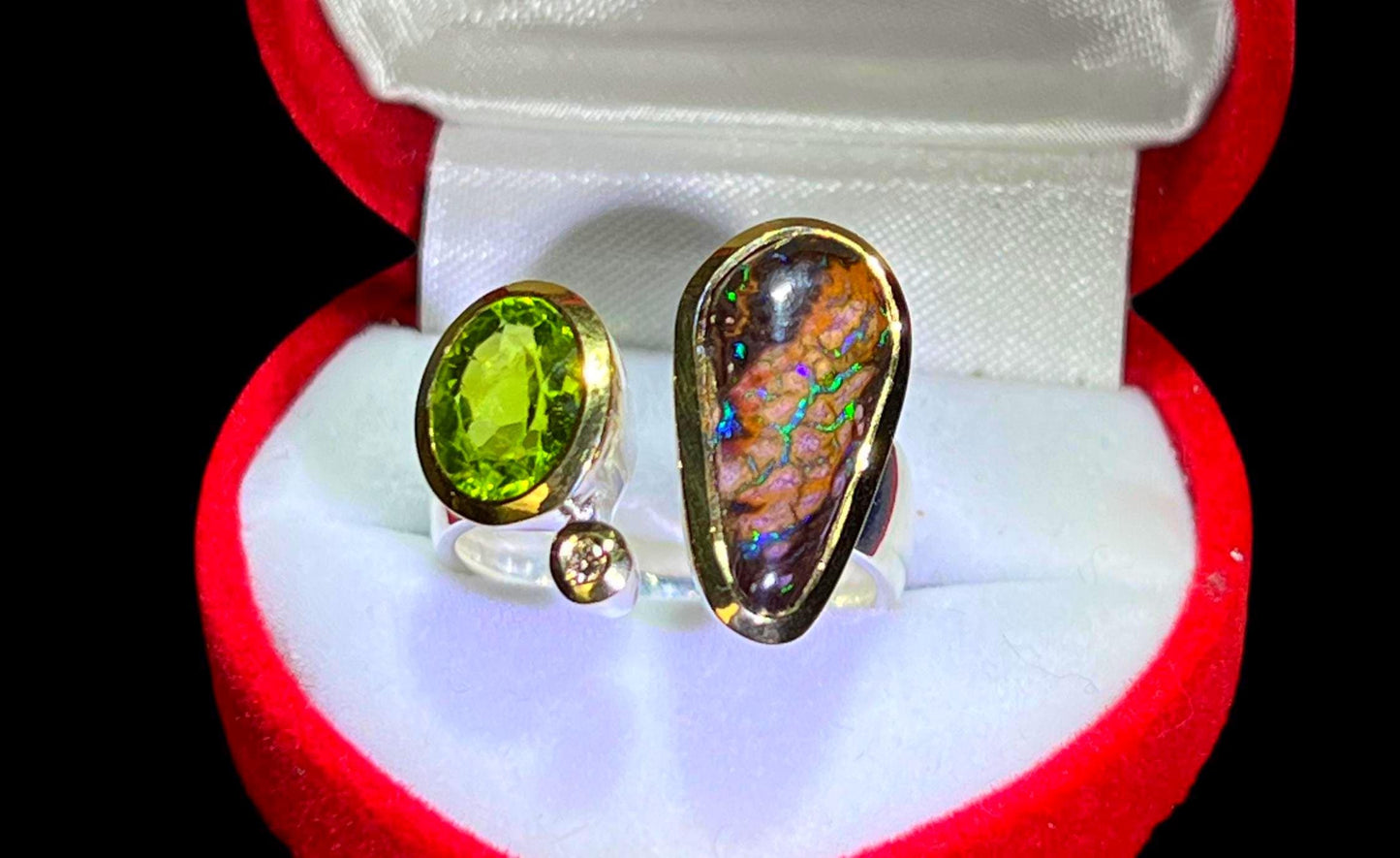 Boulder Opal Ring mit Peridot in Silber mit vergoldeter Fassung