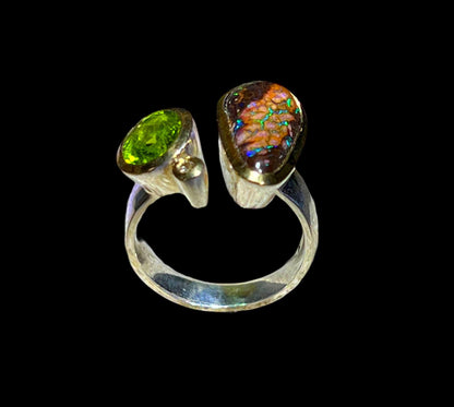 Boulder Opal Ring mit Peridot in Silber mit vergoldeter Fassung