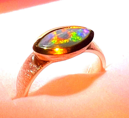 Mein Preis Coober Pedy Harlekin Opal Ring in Silber mit teilvergoldeter Fassung