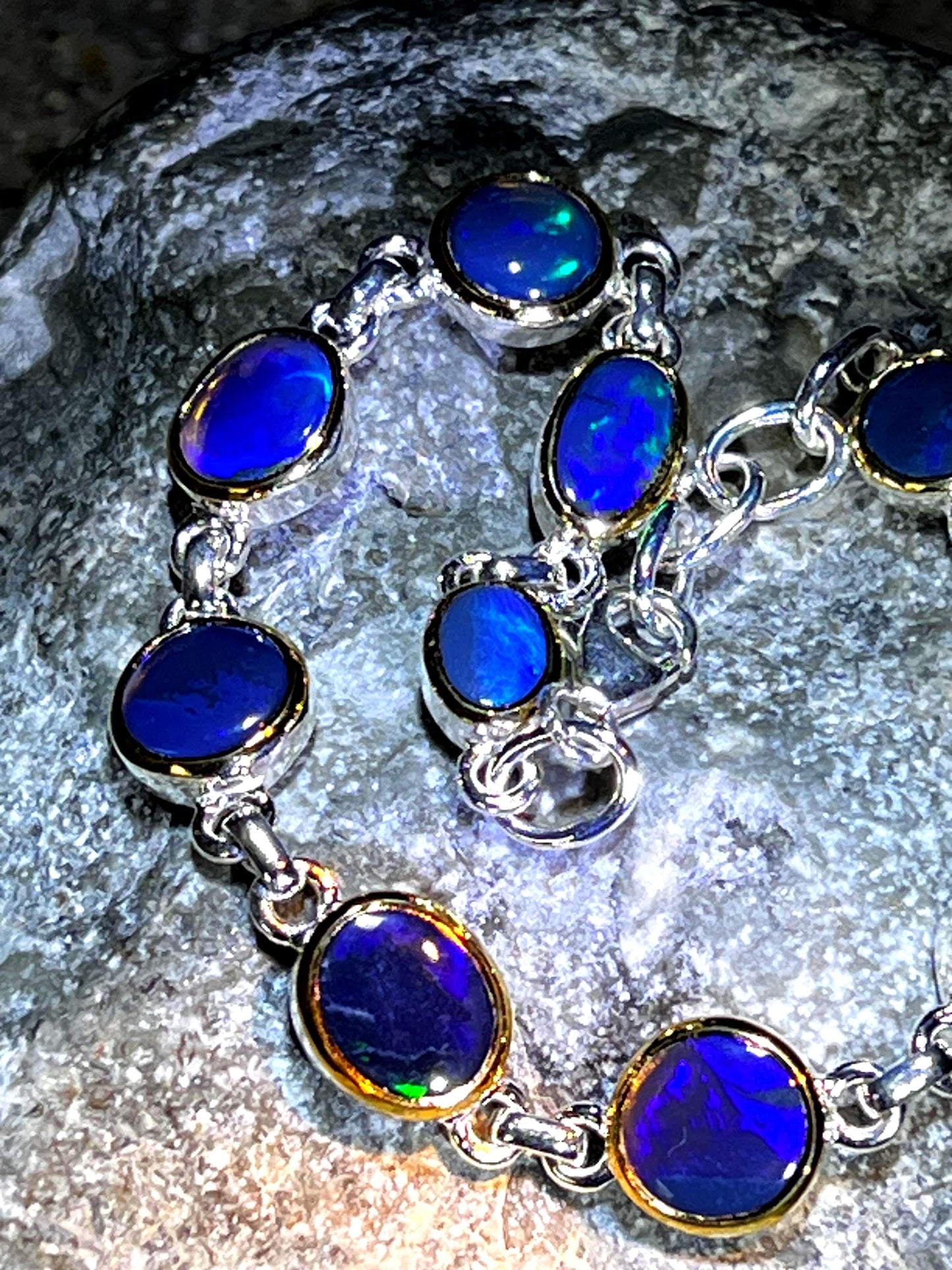 Opalarmband Opulent Blue Metallic Boulder Opal in 18Kt Goldvermeil Fassung