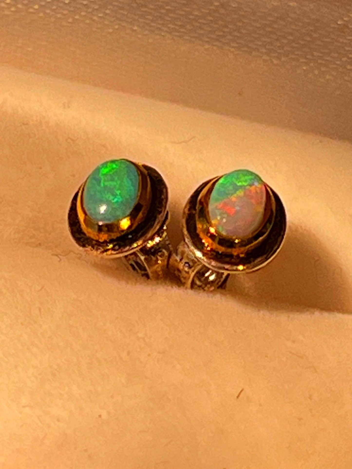 Wochenend Preis Australische Opal Ohrstecker in 18Kt Goldvermeil Fassung