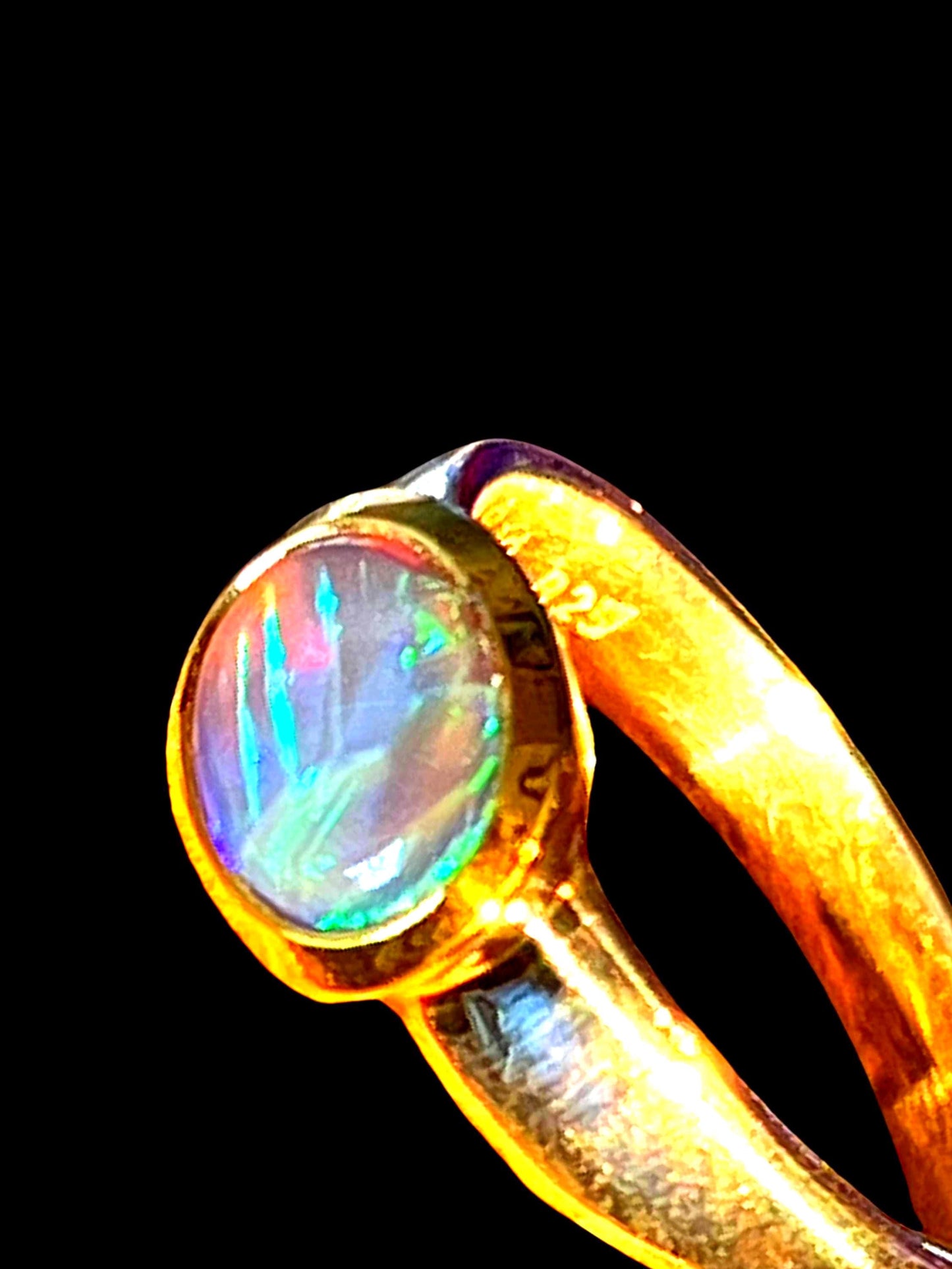 Schwarzopal Magie aus Lightning Ridge in 18kt Goldvermeil Fassung Sterlingsilberring deutsche Qualität