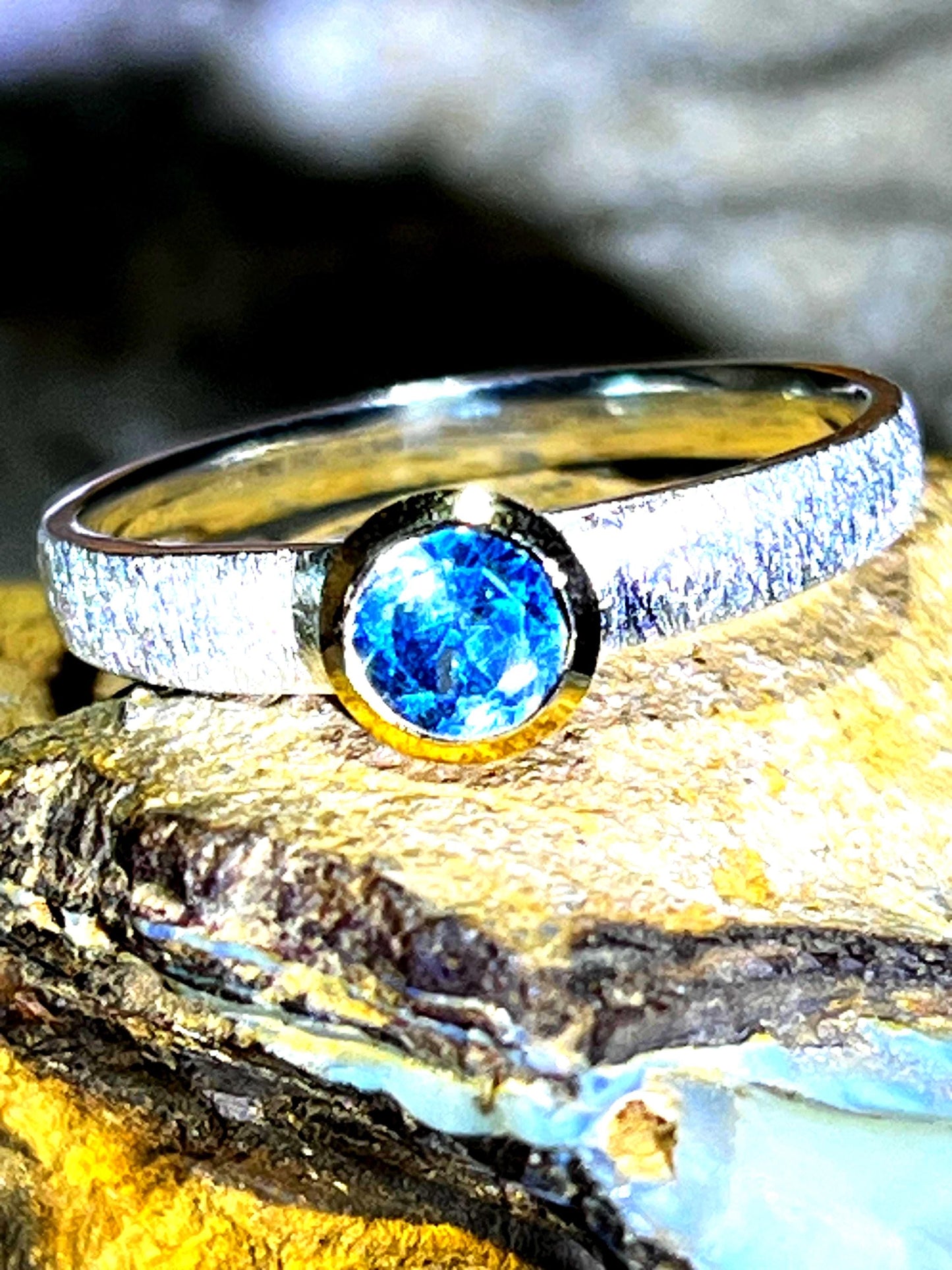 Mein Preis Australischer Blauer Zirkon in Sterlingsilber mit 18kt Goldvermeil Fassung deutsche Handarbeit