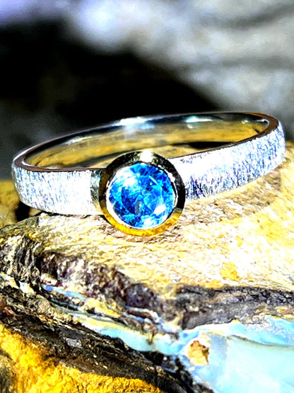 Mein Preis Australischer Blauer Zirkon in Sterlingsilber mit 18kt Goldvermeil Fassung deutsche Handarbeit