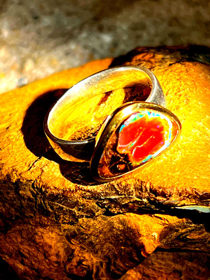 Boulder Natur Opal Queensland Ring in Silber mit goldplattierter Fassung