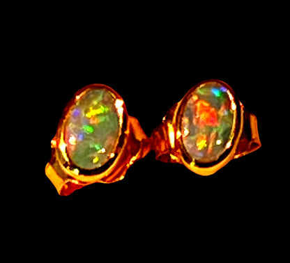 Australische Opal Ohrstecker in 18Kt Goldvermeil Fassung