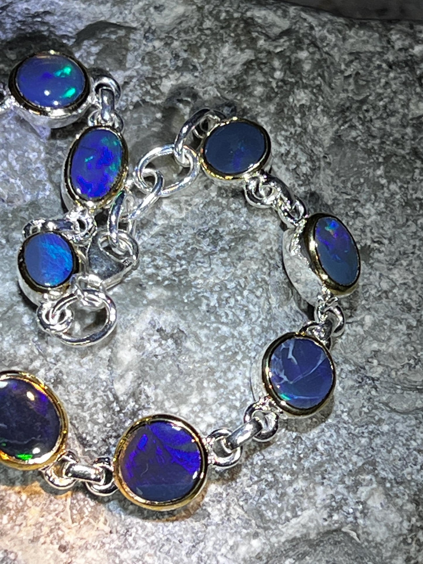Opalarmband Opulent Blue Metallic Boulder Opal in 18Kt Goldvermeil Fassung