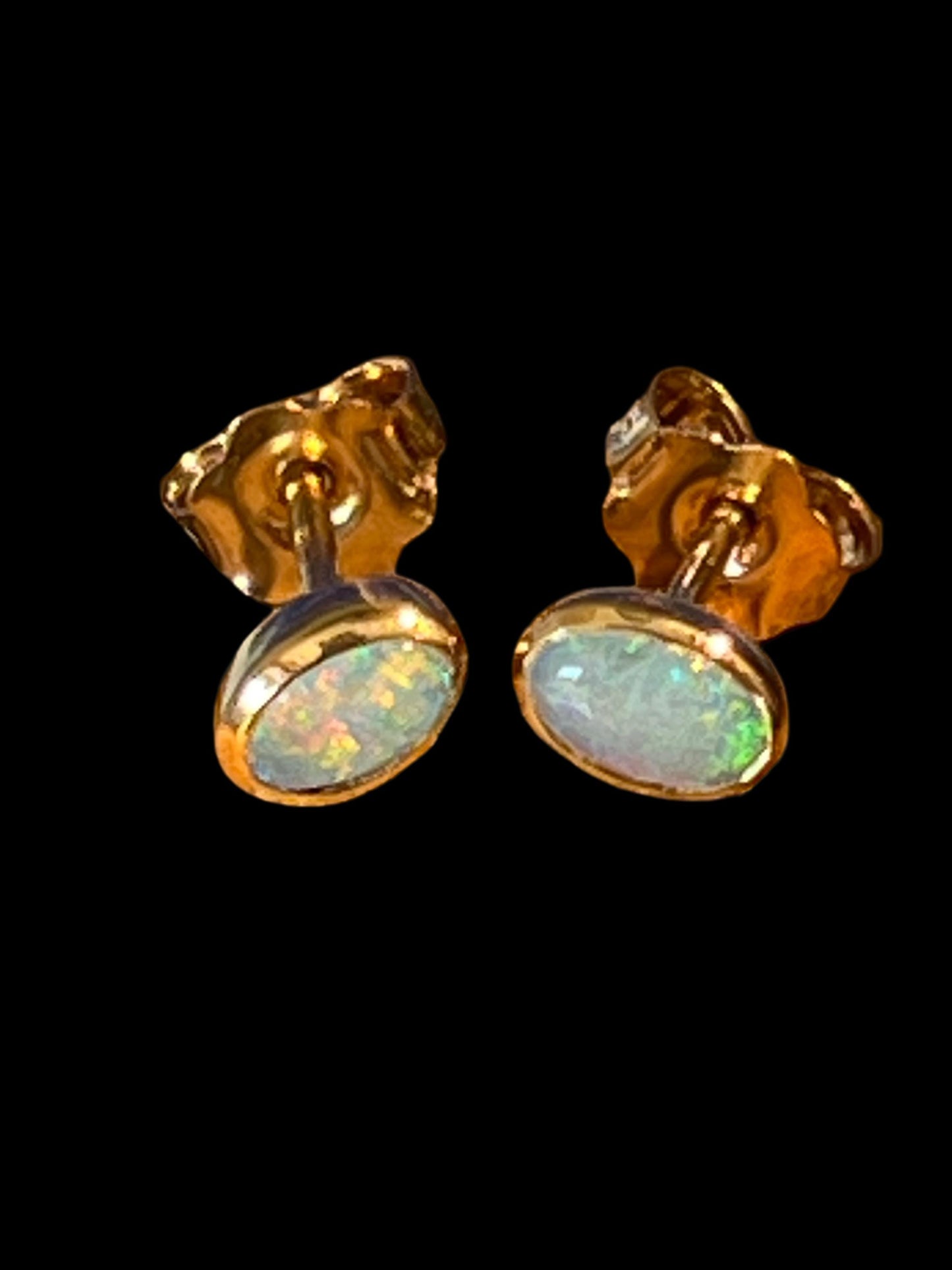 Australische Opal Ohrstecker in 18Kt Goldvermeil Fassung
