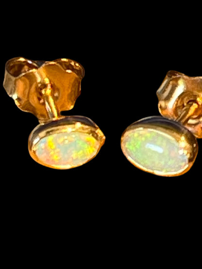 Australische Opal Ohrstecker in 18Kt Goldvermeil Fassung