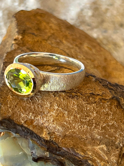 Grüner Turmalin Ring in Silber mit teilvergoldeter Fassung