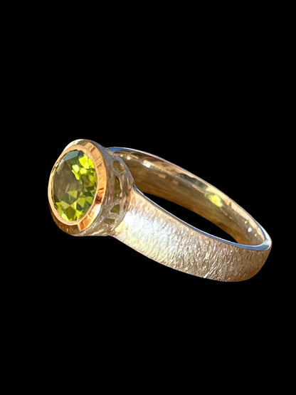 Grüner Turmalin Ring in Silber mit teilvergoldeter Fassung