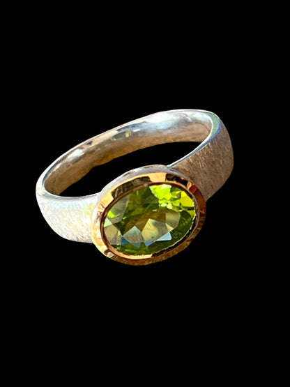 Grüner Turmalin Ring in Silber mit teilvergoldeter Fassung