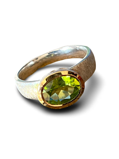 Grüner Turmalin Ring in Silber mit teilvergoldeter Fassung