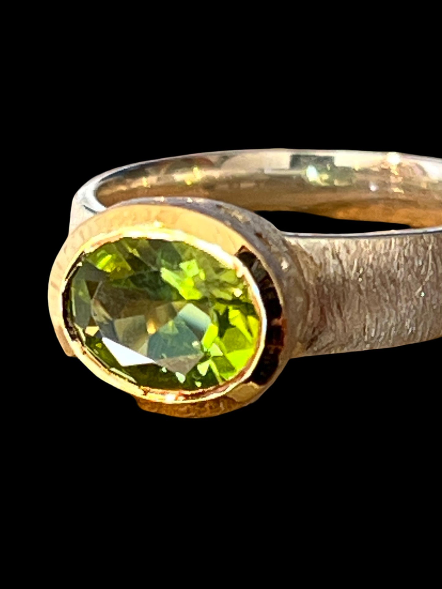 Grüner Turmalin Ring in Silber mit teilvergoldeter Fassung