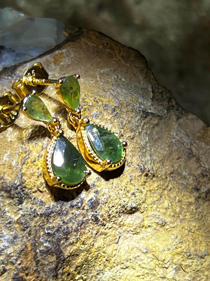 Natürlich grüne Saphire in 18Kt Goldvermeil Ohrhänger in Silber